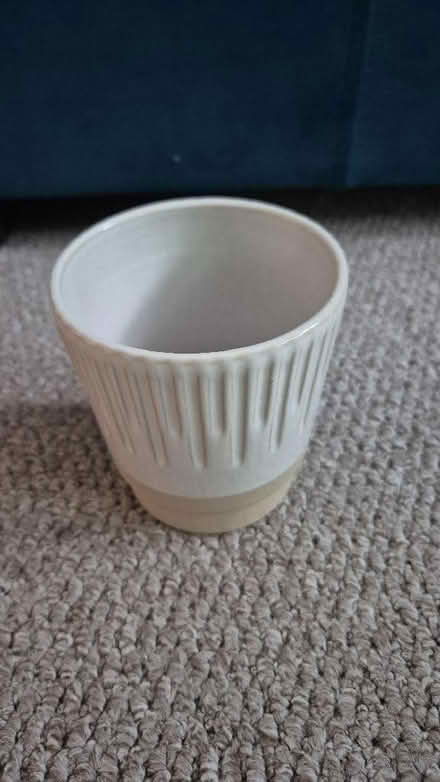 Photo of free White/beige ceramic plant pot. (Figge's Marsh CR4) #2