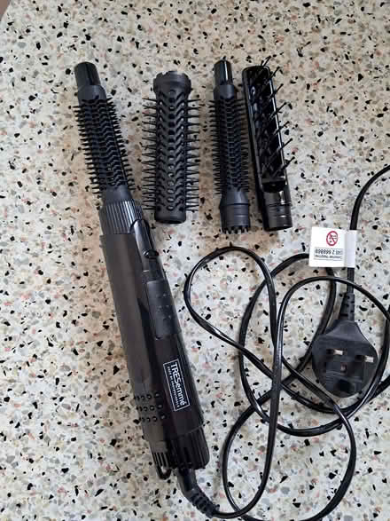 Photo of free Hot air styler with brush attachments (Barkerend BD3) #1