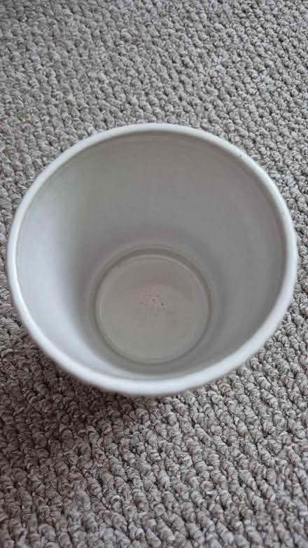 Photo of free White/beige ceramic plant pot. (Figge's Marsh CR4) #3
