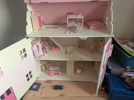 Photo of free Little dolls house (Spencer's wood RG7) #2
