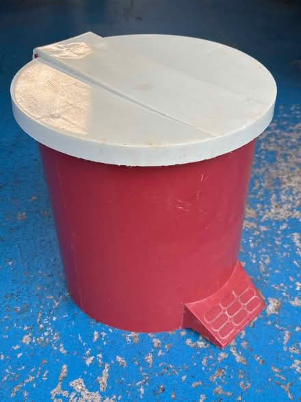 Photo of free Retro kitchen pedal bin (Eastbourne BN20) #1