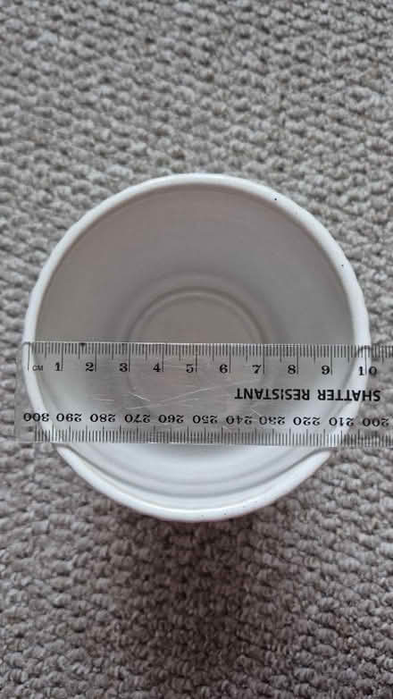 Photo of free White/beige ceramic plant pot. (Figge's Marsh CR4) #4