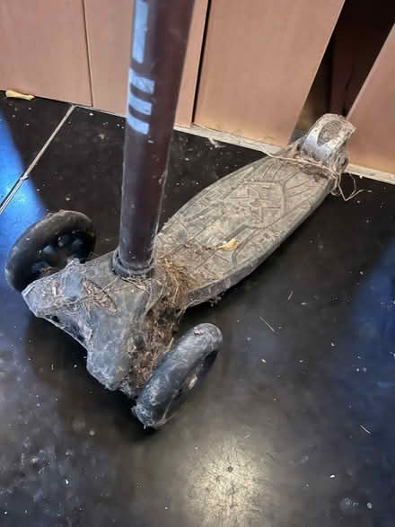 Photo of free Micro scooter for 8-10 year olds (Lambs Green RH12) #3