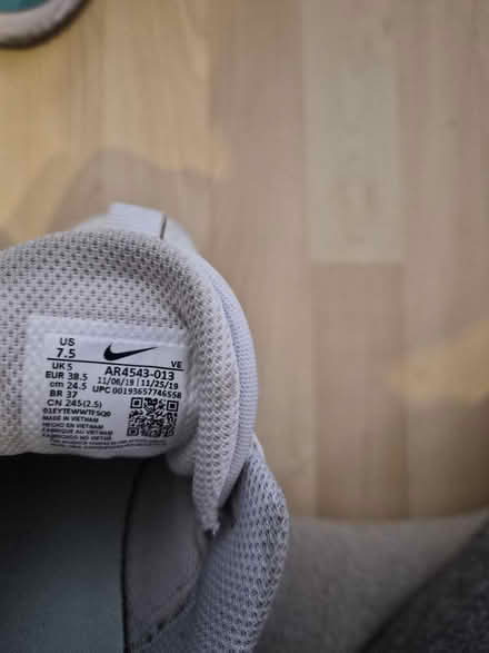 Photo of free Nike trainers UK5 (HA7) #4