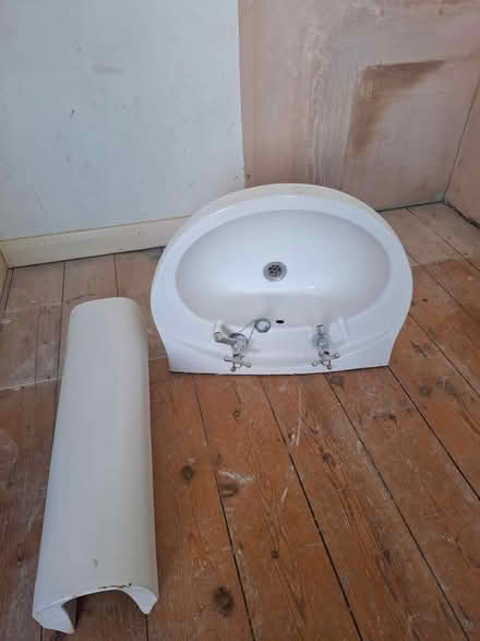 Photo of free Bathroom sink with pedestal (Newquay TR7 Treloggan) #2