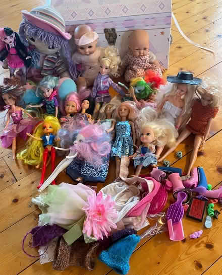 Photo of free Dolls, Barbie’s and others (Ickornshaw BD22) #1
