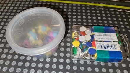 Photo of free Coloured push-pins and drawing-pins (Buggs Bottom RG4) #1