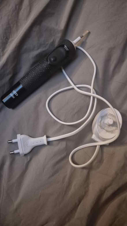 Photo of free oral b electric toothbrush (Bethnal Green E1) #1