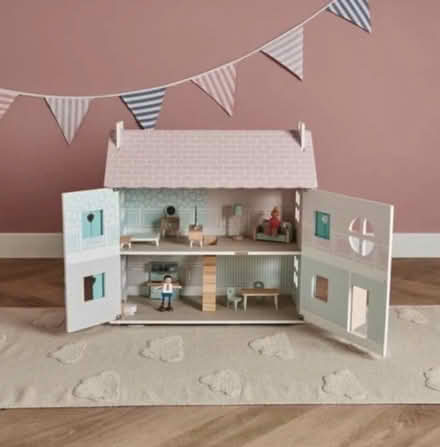 Photo of free Dolls house (Wood Green N22) #1