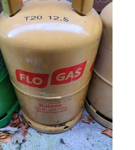 Photo of yellow flogas butane gas cylinder (IP1) #1