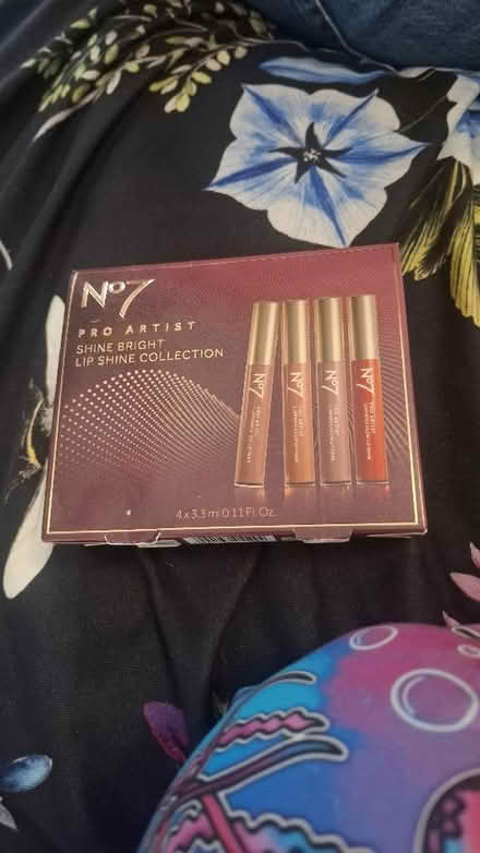 Photo of free No 7 lip shine collection (Seaside BN22) #1