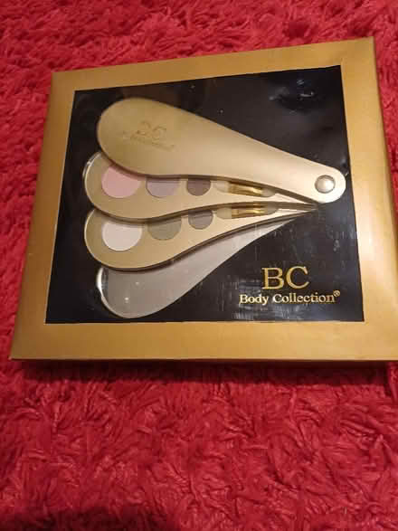 Photo of free Boxed eyeshadow fan (Bilton CV22) #1