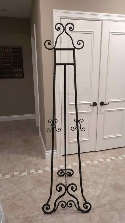 Photo of free Easel (Trafalgar/River Oaks, Oakville) #1