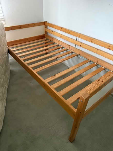 Photo of free Twin platform bed or daybed (Cupertino/Los Altos border) #1