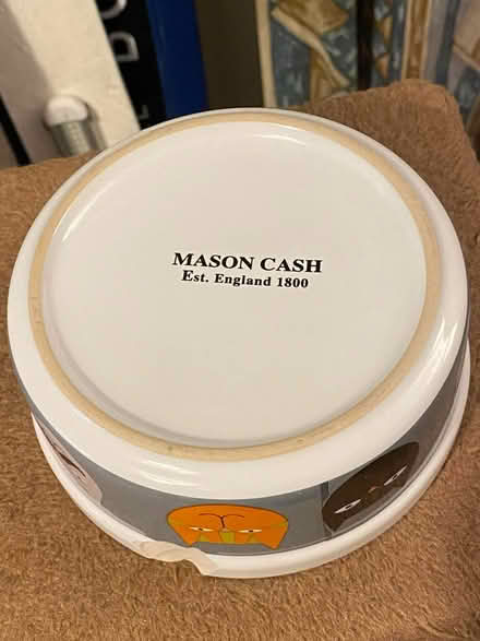 Photo of free Cat bowl with chip (Jennetts park RG12) #3