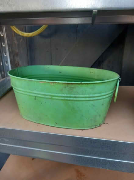 Photo of free little metal planter (Bare LA4) #1