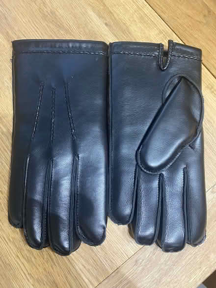 Photo of free Men’s ’pleather’ gloves (Gobowen SY11) #1
