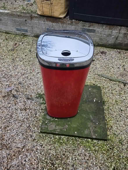 Photo of free No touch sensor bin (CF63 Barry) #1