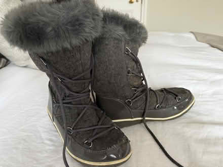 Photo of free Women's snow boots size 5 (Wimbledon Park SW19) #1