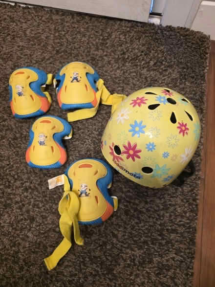 Photo of free Kiddimoto kids helmet and guards (21 MHG SW20) #1
