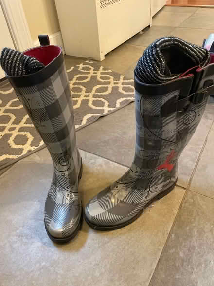 Photo of free Size 8 women’s rain boots (Carle place/westbury) #1