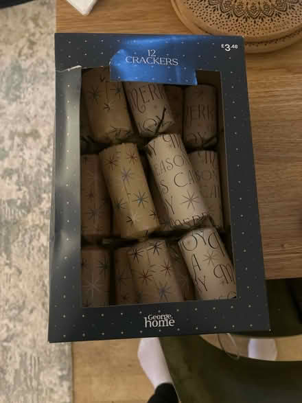 Photo of free 6 unused Christmas crackers (Park street st albans AL2) #1