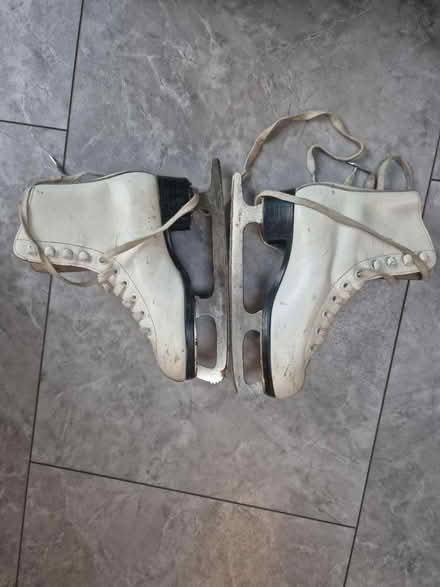 Photo of free Girls ice skates size 13 (eu32) (Hanworth TW13) #2
