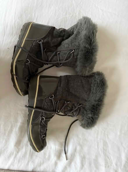 Photo of free Women's snow boots size 5 (Wimbledon Park SW19) #2