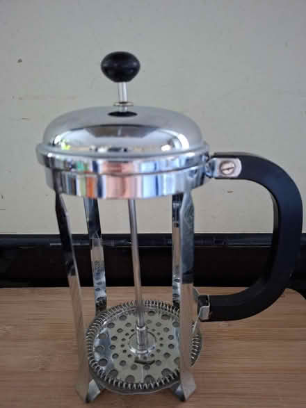 Photo of free 1 litre cafetiere needs new glass (Windlesham (GU20)) #1