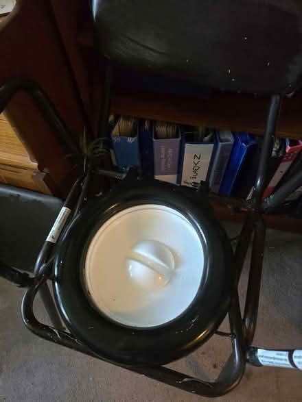 Photo of free Comode (Hp2 4ef) #2