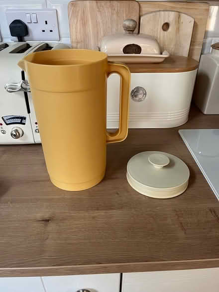 Photo of free Tupperware style jug (TA18) #3