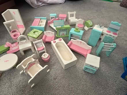 Photo of free Girls dollhouse (Kingston KT5) #4