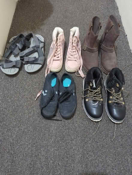 Photo of free Shoes: ladies size 5, mens size 9 slippers (Merton SW19) #1