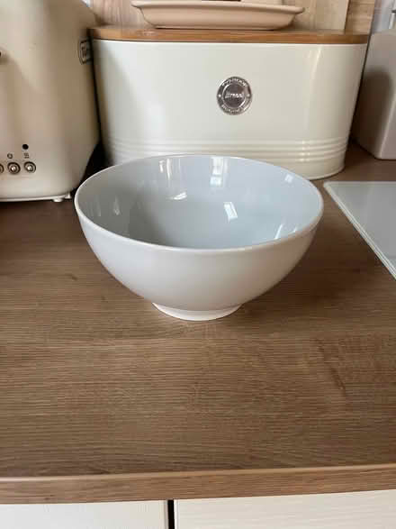 Photo of free Plain white soup/breakfast bowls (TA18) #1