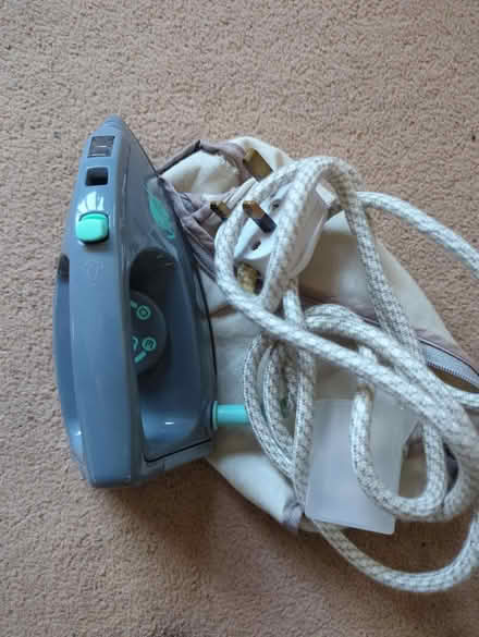 Photo of free Travel iron (IG4) #1