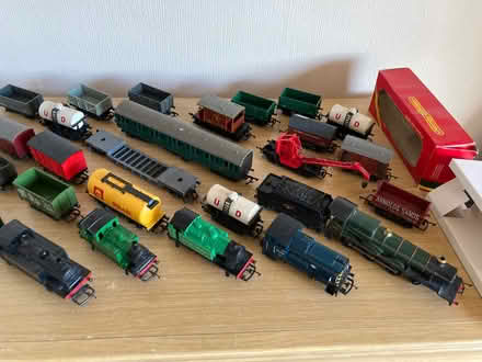 Photo of free OO gauge model railway engines and trucks (Maldon CM9) #1