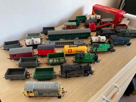 Photo of free OO gauge model railway engines and trucks (Maldon CM9) #2