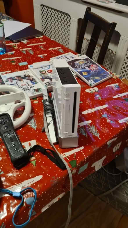 Photo of free Nintendo Wii w/ 8+ games (Sydenham SE26) #1