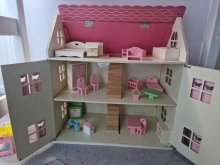 Photo of free Dolls house (Welwyn Garden AL7) #1