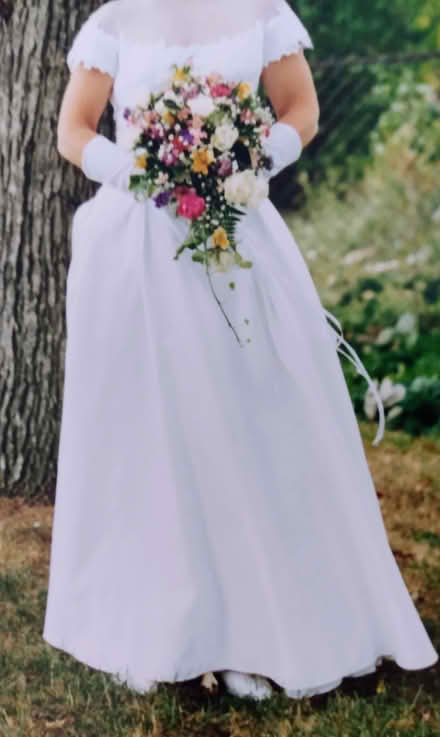 Photo of free Wedding dress and wedding veil (Galeville, Salina) #1