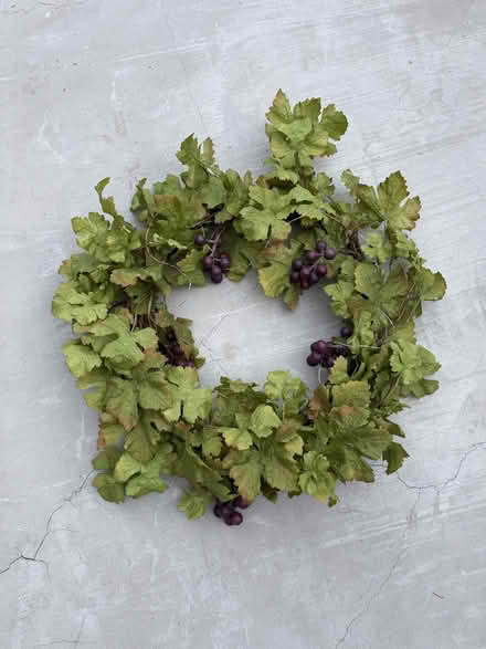 Photo of free artificial wreath (near Edgewood Rd & Cordilleras) #1