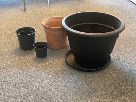 Photo of free Various pots (Dalston N16) #1