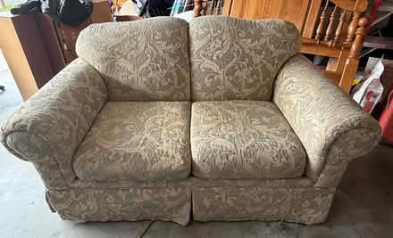 Photo of free Love seat with matching pillows (Union City) #2