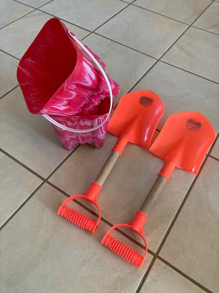 Photo of free 2 x buckets and spades (Cumnor OX2) #1