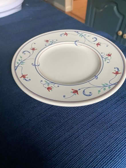 Photo of free cups & saucers (East side of Columbia) #2