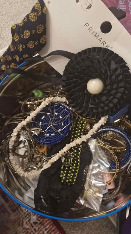 Photo of free Misc jewellery and used makeup (KT5) #3