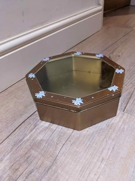 Photo of free Christmas box and tin (Welwyn Village, AL6) #2