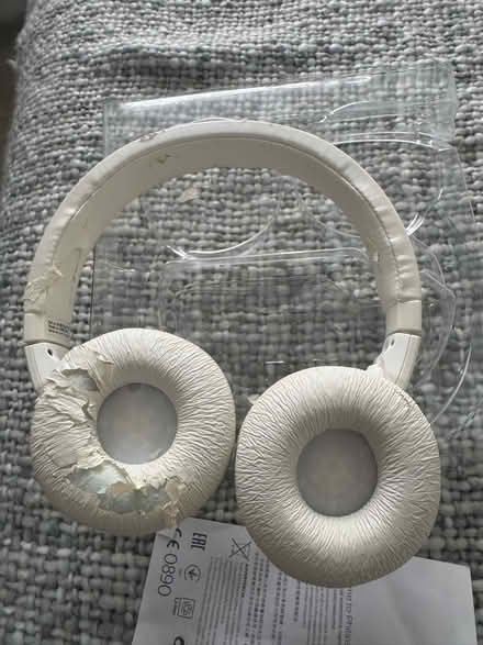 Photo of free Phillips wireless headphones (Greaves LA1) #2