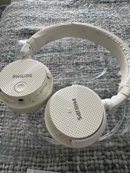 Photo of free Phillips wireless headphones (Greaves LA1) #4