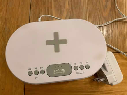 Photo of free bedside clock radio with wireless charger for phones (Shelton SY3) #1